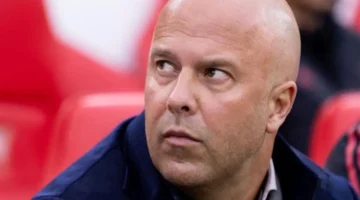 هجوم الكاريزما.. إعلامي شهير يسخر من روني بعد انتقاده للمدرب آرني سلوت